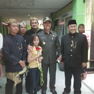 Walikota Malang, Camat Lowokwaru, Kadis Kominfo, kabid SKDI, dan Lurah Tlogomas berfoto saat acara kirab usai 